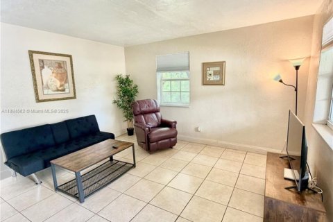 Casa en alquiler en Dania Beach, Florida, 2 dormitorios, 71.63 m2 № 1947004 - foto 4