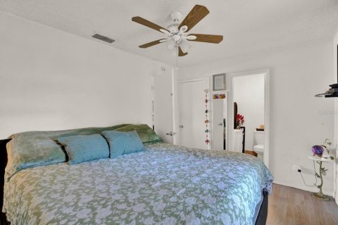 House in Tampa, Florida 4 bedrooms, 102.19 sq.m. № 2196055 - photo 13
