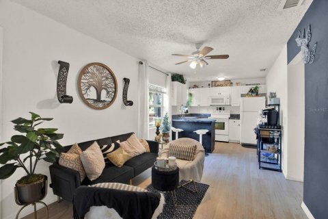 House in Tampa, Florida 4 bedrooms, 102.19 sq.m. № 2196055 - photo 8