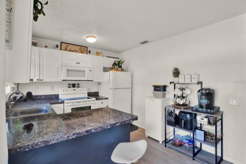 House in Tampa, Florida 4 bedrooms, 102.19 sq.m. № 2196055 - photo 7