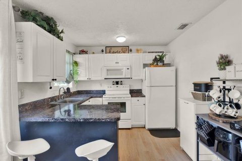 House in Tampa, Florida 4 bedrooms, 102.19 sq.m. № 2196055 - photo 6