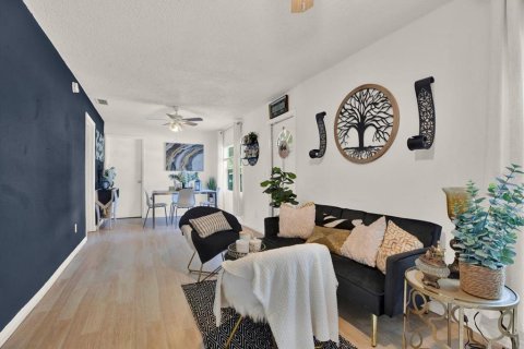 House in Tampa, Florida 4 bedrooms, 102.19 sq.m. № 2196055 - photo 5