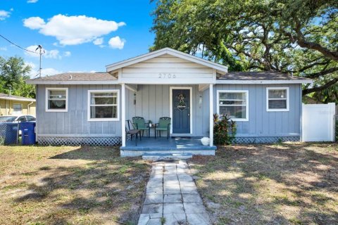 House in Tampa, Florida 4 bedrooms, 102.19 sq.m. № 2196055