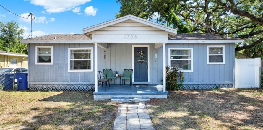 House in Tampa, Florida 4 bedrooms, 102.19 sq.m. № 2196055