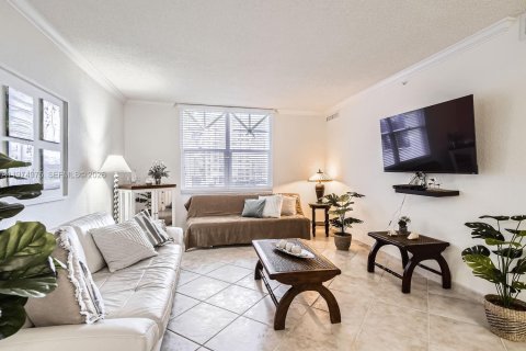 Condominio en alquiler en Hollywood, Florida, 1 dormitorio, 77.57 m2 № 2036175 - foto 2