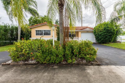 Снять в аренду виллу или дом в Холливуд, Флорида 4 спальни, 143.72м2, № 2005623 - фото 2