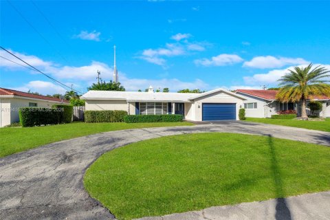 Casa en venta en Fort Lauderdale, Florida, 3 dormitorios № 2000238 - foto 2