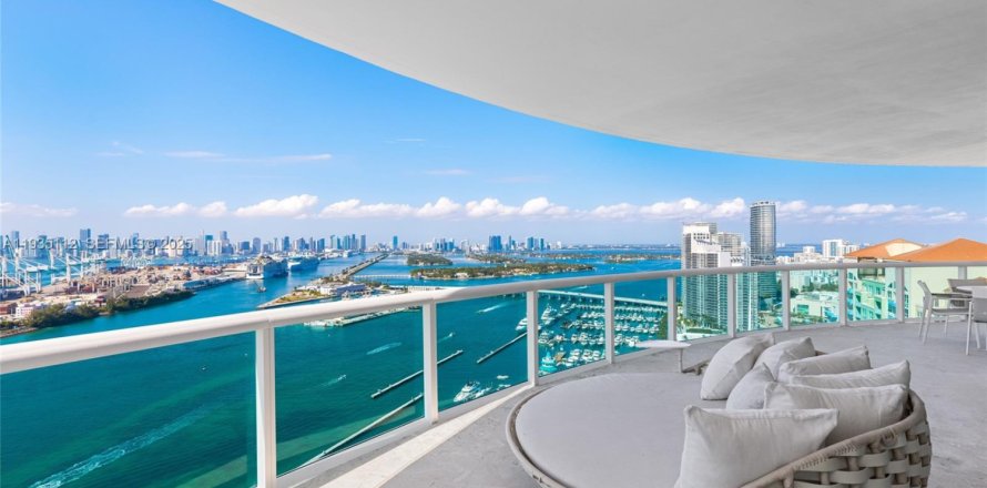 Кондоминиум с 3 спальнями в Майами-Бич, Флорида № 1993657
