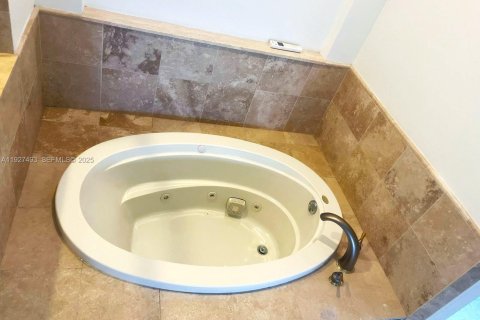 Villa ou maison à louer à Homestead, Floride: 4 chambres, 335.66 m2 № 1986304 - photo 22