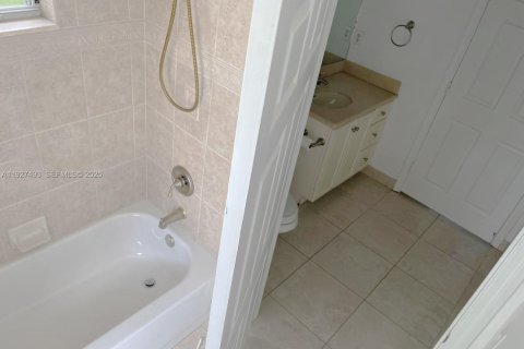 Villa ou maison à louer à Homestead, Floride: 4 chambres, 335.66 m2 № 1986304 - photo 17