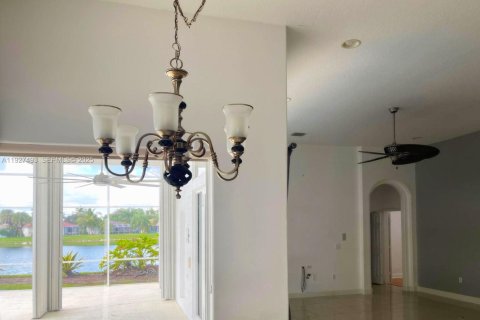 Villa ou maison à louer à Homestead, Floride: 4 chambres, 335.66 m2 № 1986304 - photo 6
