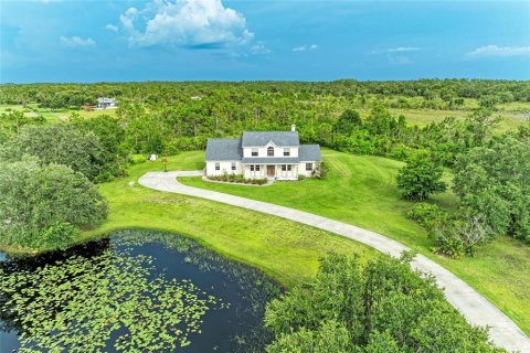 House in Myakka City, Florida 5 bedrooms, 300.26 sq.m. № 1828377 - photo 1