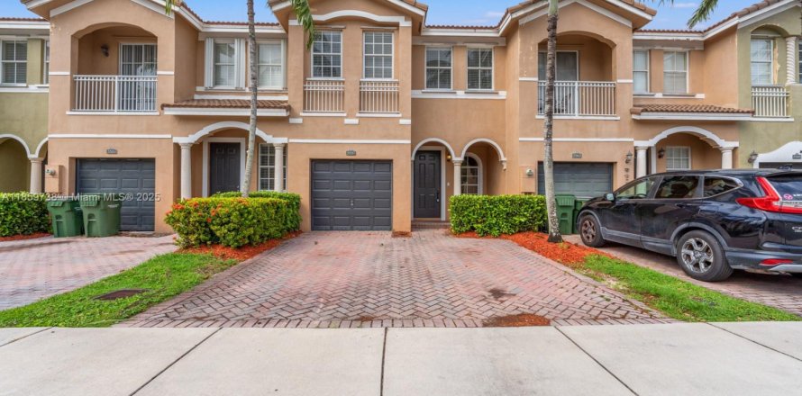 Townhouse in Homestead, Florida 4 bedrooms, 172.05 sq.m. № 1888260