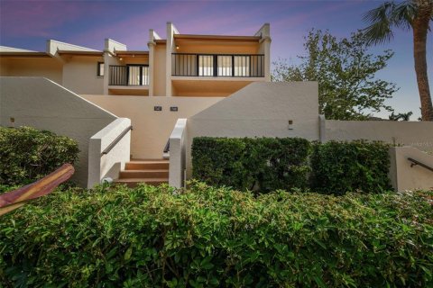 Condo in Saint Petersburg, Florida, 2 bedrooms  № 1837035 - photo 1