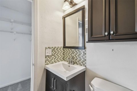 Condo in Saint Petersburg, Florida, 2 bedrooms  № 1837035 - photo 11