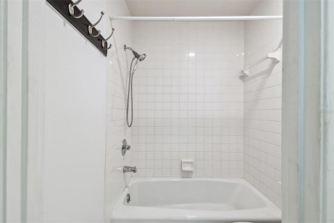 Condo in Saint Petersburg, Florida, 2 bedrooms  № 1837035 - photo 19