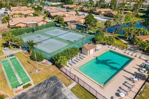 House in Fort Myers, Florida 2 bedrooms № 1957827 - photo 1