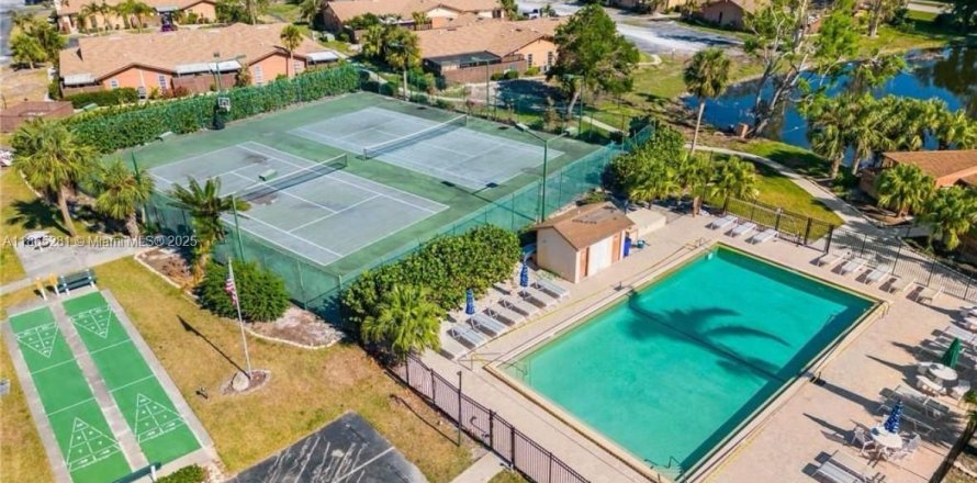 House in Fort Myers, Florida 2 bedrooms № 1957827