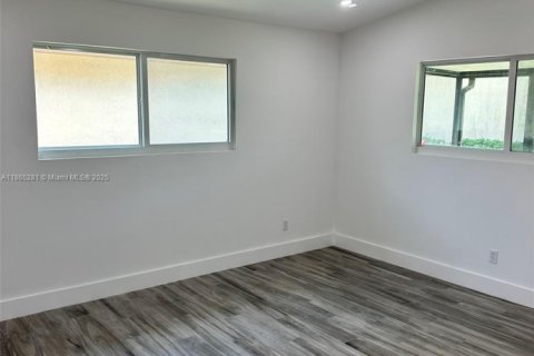 House in Fort Myers, Florida 2 bedrooms № 1957827 - photo 10