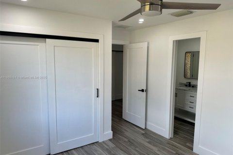 House in Fort Myers, Florida 2 bedrooms № 1957827 - photo 3