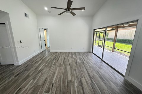 House in Fort Myers, Florida 2 bedrooms № 1957827 - photo 13