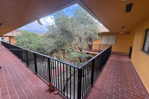 Copropriété à louer à Hialeah, Floride: 2 chambres, 72.28 m2 № 1972857 - photo 1