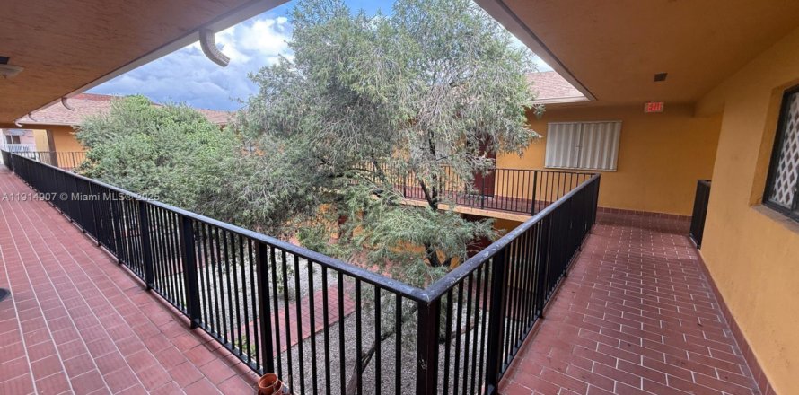 Condo à Hialeah, Floride, 2 chambres  № 1972857