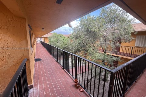 Copropriété à louer à Hialeah, Floride: 2 chambres, 72.28 m2 № 1972857 - photo 2