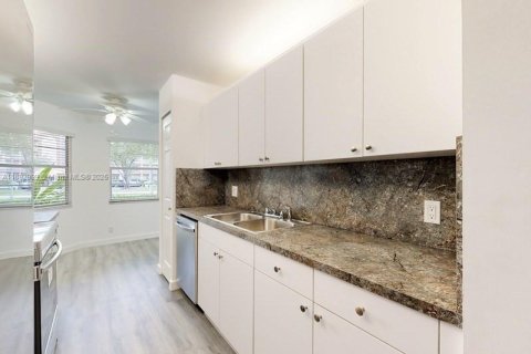 Condo in Pembroke Pines, Florida, 2 bedrooms  № 1945463 - photo 9
