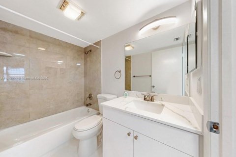 Condo in Pembroke Pines, Florida, 2 bedrooms  № 1945463 - photo 19