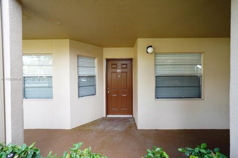 Condo in Pembroke Pines, Florida, 2 bedrooms  № 1945463 - photo 2