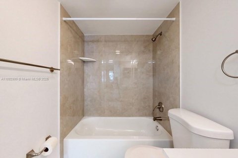 Condo in Pembroke Pines, Florida, 2 bedrooms  № 1945463 - photo 20