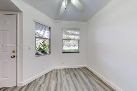 Condo in Pembroke Pines, Florida, 2 bedrooms  № 1945463 - photo 3