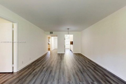 Condo in Pembroke Pines, Florida, 2 bedrooms  № 1945463 - photo 5
