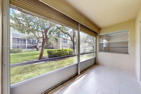 Condo in Pembroke Pines, Florida, 2 bedrooms  № 1945463 - photo 22