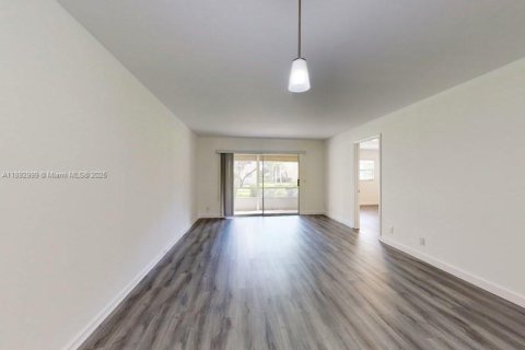 Condo in Pembroke Pines, Florida, 2 bedrooms  № 1945463 - photo 6