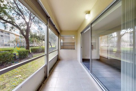 Condo in Pembroke Pines, Florida, 2 bedrooms  № 1945463 - photo 21