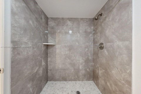 Condo in Pembroke Pines, Florida, 2 bedrooms  № 1945463 - photo 14