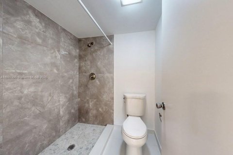 Condo in Pembroke Pines, Florida, 2 bedrooms  № 1945463 - photo 13