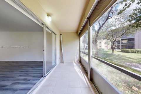 Condo in Pembroke Pines, Florida, 2 bedrooms  № 1945463 - photo 23