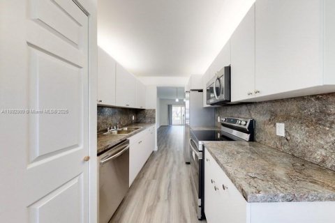 Condo in Pembroke Pines, Florida, 2 bedrooms  № 1945463 - photo 10