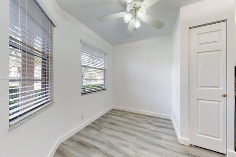 Condo in Pembroke Pines, Florida, 2 bedrooms  № 1945463 - photo 4