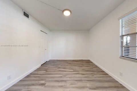 Condo in Pembroke Pines, Florida, 2 bedrooms  № 1945463 - photo 18
