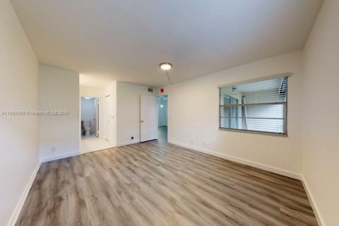 Condo in Pembroke Pines, Florida, 2 bedrooms  № 1945463 - photo 11