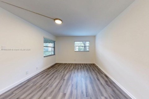 Condo in Pembroke Pines, Florida, 2 bedrooms  № 1945463 - photo 16