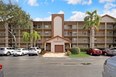Condo in Pembroke Pines, Florida, 2 bedrooms  № 1945463 - photo 1