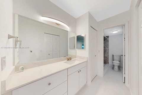 Condo in Pembroke Pines, Florida, 2 bedrooms  № 1945463 - photo 12