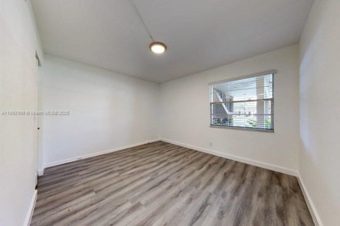 Condo in Pembroke Pines, Florida, 2 bedrooms  № 1945463 - photo 17