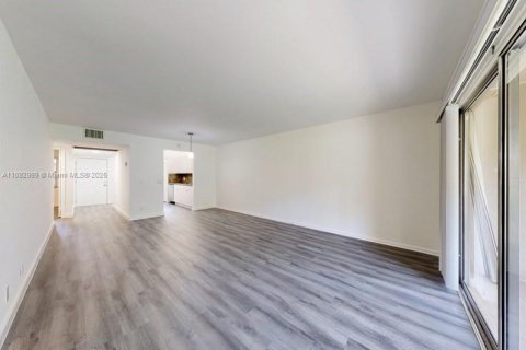 Condo in Pembroke Pines, Florida, 2 bedrooms  № 1945463 - photo 7