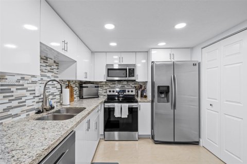 Купить кондоминиум в Майами, Флорида 3 спальни, 121.7м2, № 2025018 - фото 23